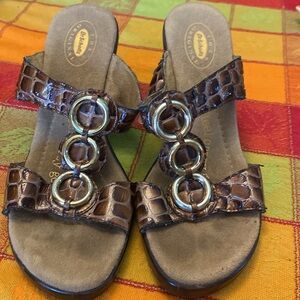 Dr Scholls slip on shoes. Size: 8M  Color: Brown and Gold.